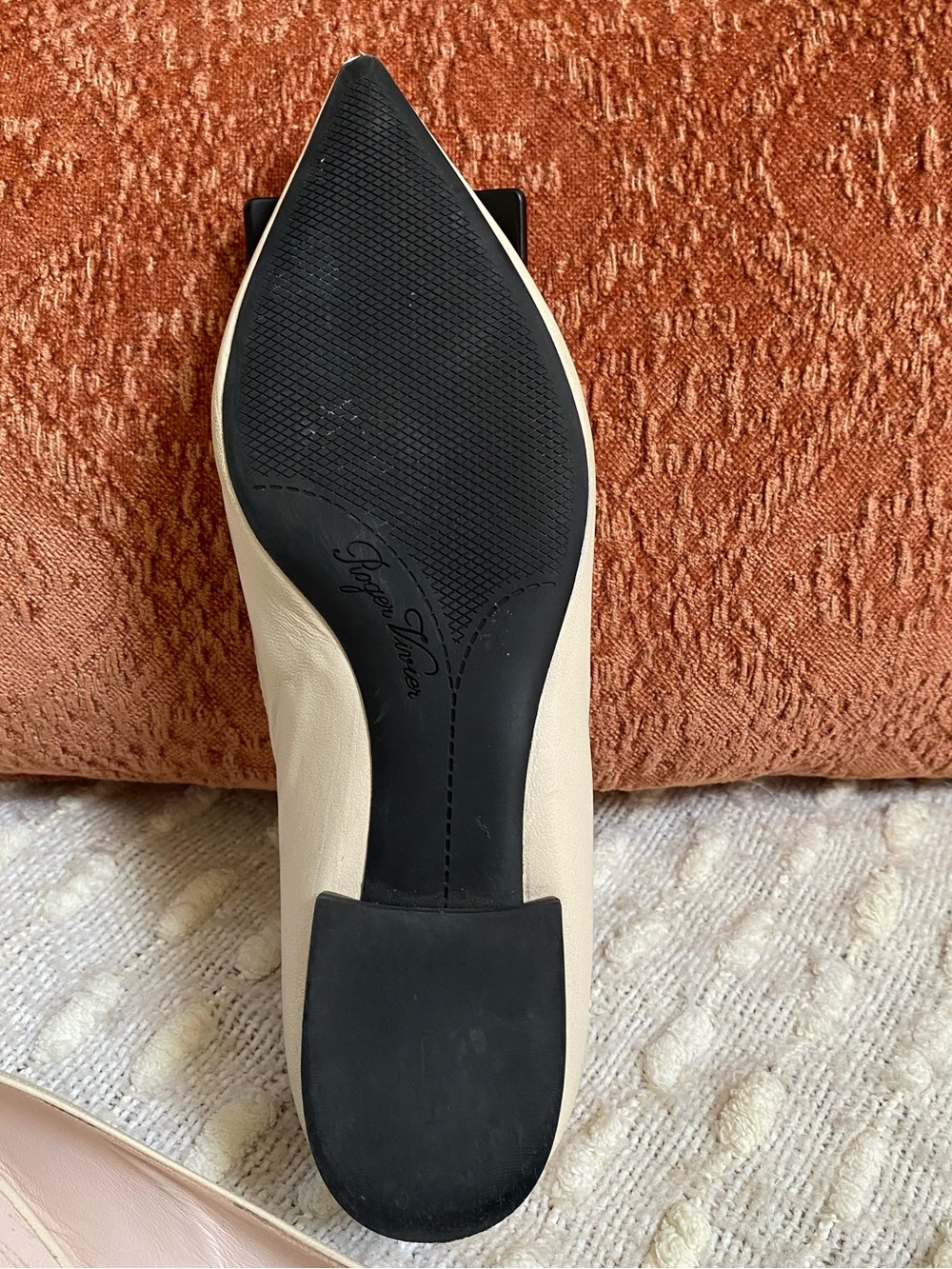 {Roger Vivier} Gommettine Leather Ballerina Shoe - Picture 12 of 16
